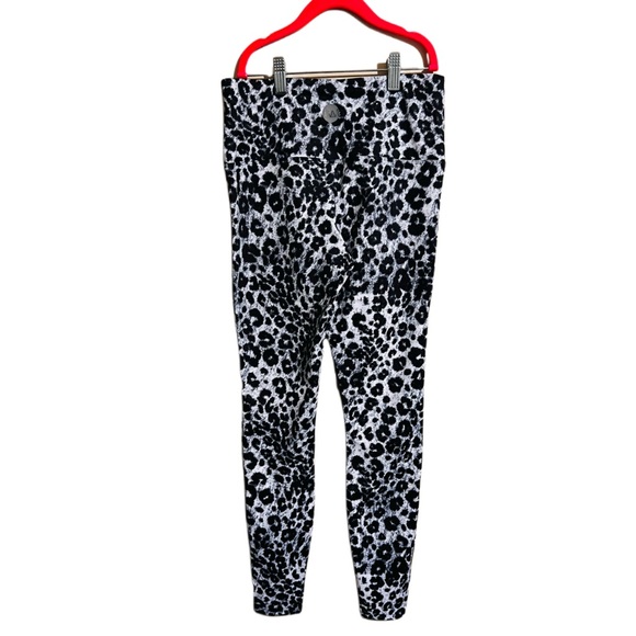 Nwt Recovery Wear Boutique snow leopard Leggings - Picture 6 of 6
